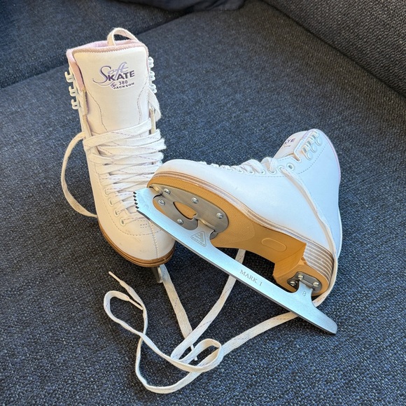 Skatie Other - Jackson White Girls Ice Skates size 1 used twice